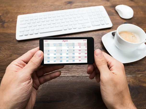 Veranstaltungen planen mit einem Kalender in der Hand