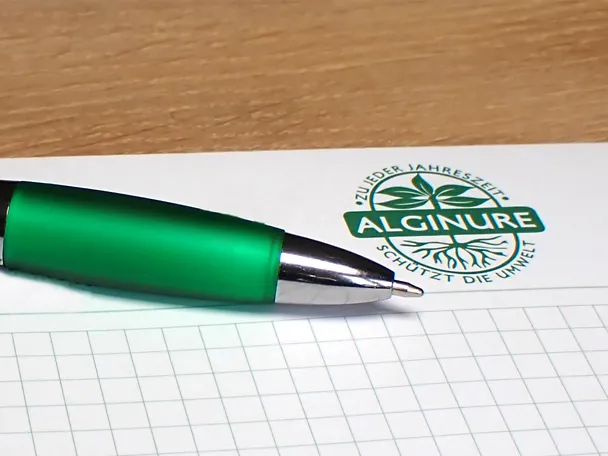Kugelschreiber auf einem Notizblock der Tilco-Alginure GmbH