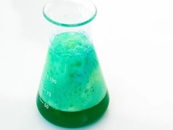 de_tilco_erlenmeyerkolben_mit_grüner_schäumender_flüssigkeit