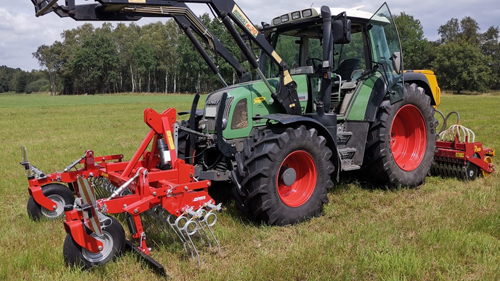 Trecker mit Maschinen Grünland