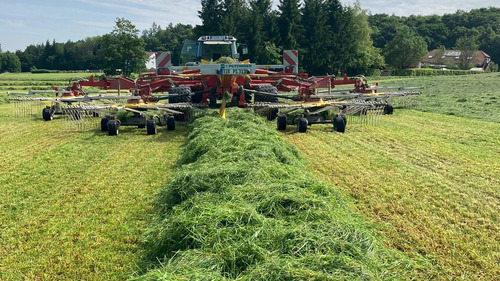 Heuwender im Gras