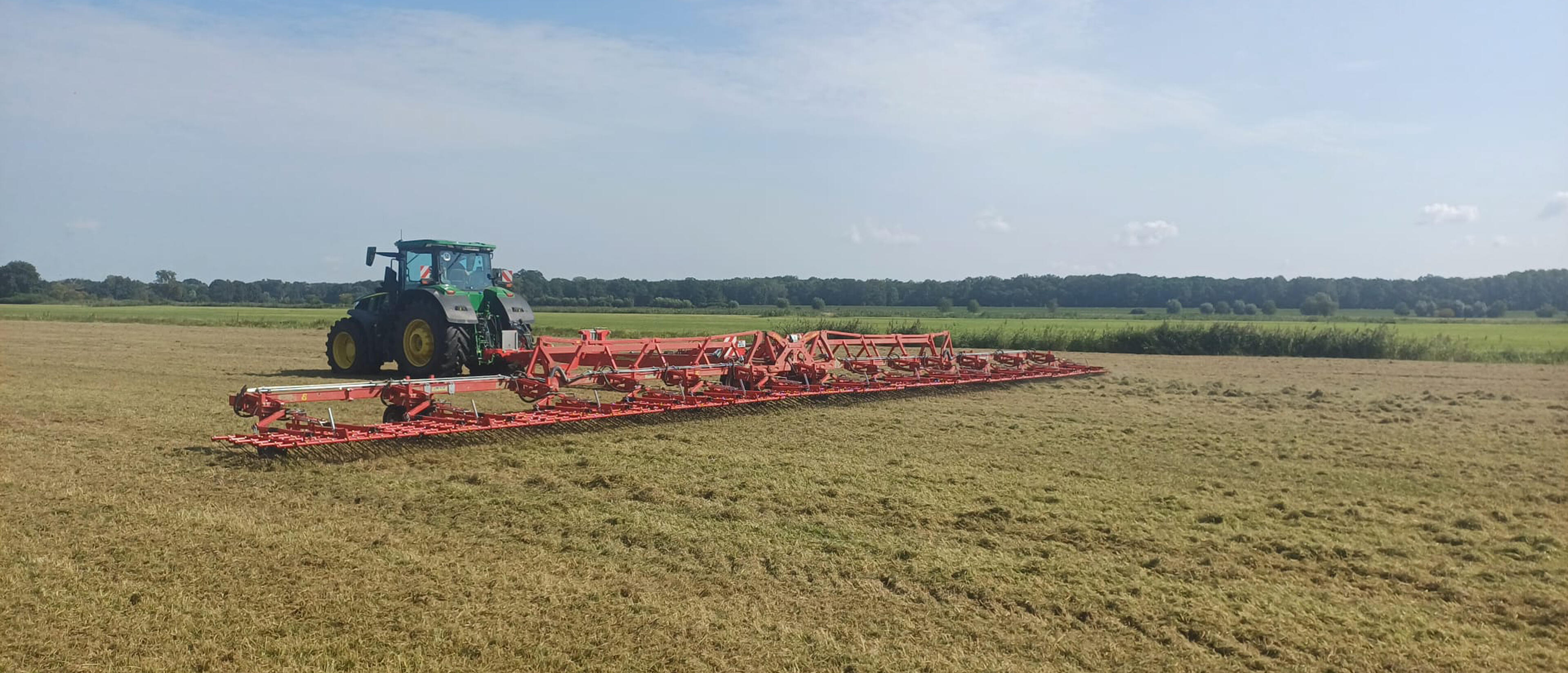 Grünlandpflege Trecker auf Feld